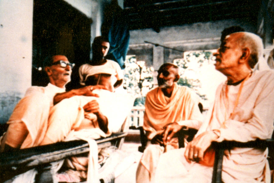 SrilaGuruMaharaj-and-SrilaSwamiMaharaj-Nabadwip.jpg